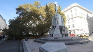 In der City befürchtet man durch die Neigung der Statue einen Schaden für das Wurzelwerk der 100 ...