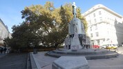 In der City befürchtet man durch die Neigung der Statue einen Schaden für das Wurzelwerk der 100 ...