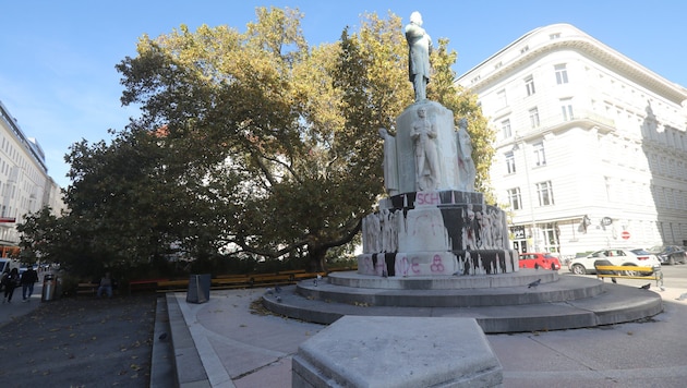 In der City befürchtet man durch die Neigung der Statue einen Schaden für das Wurzelwerk der 100 ...