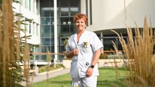 Palliativpflegerin Anita Honeder im Park der Elisabethinen 