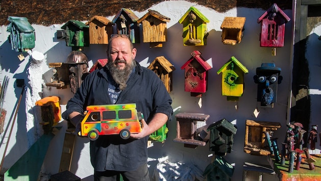 Franz Hiermann mit einem Flower-Power-Bulli.