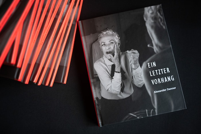 Schauspielerin Ingrid Muner ziert das Cover des Fotobuchs „Ein letzter Vorhang“ über den Abriss ...