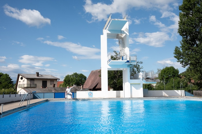 Seit den 50er-Jahren ein Sinnbild für Coolness und Mut – der 10-Meter-Sprungturm im Ternitzer ...