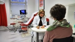 Medizinerin Bettina Toth mit einer ihrer Patientinnen, die sie seit Jahren betreut. 