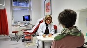 Medizinerin Bettina Toth mit einer ihrer Patientinnen, die sie seit Jahren betreut. 