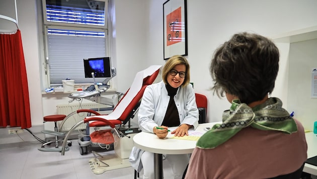 Medizinerin Bettina Toth mit einer ihrer Patientinnen, die sie seit Jahren betreut.