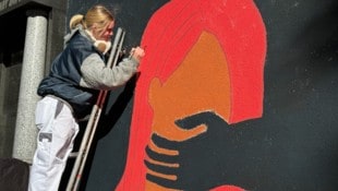 Jugendliche gestalten am Linzer St. Barbara Friedhof Gedenken an anonyme Opfer, im Bild Alina ...