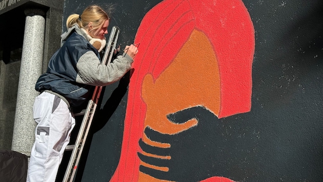 Jugendliche gestalten am Linzer St. Barbara Friedhof Gedenken an anonyme Opfer, im Bild Alina ...