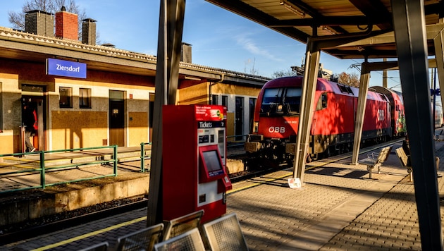 Der Bus wartet auf den Zug sieben Minuten, die Bahn auf den Bus nicht eine Sekunde. So läuft der ...