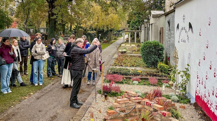 Bischof Manfred Scheuer bei der Segnung der Wandgräber.