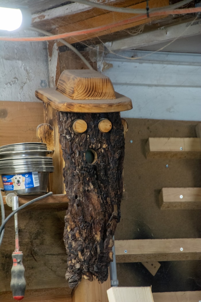 Sein erstes Vogelhaus bleibt bei ihm in der Werkstatt.