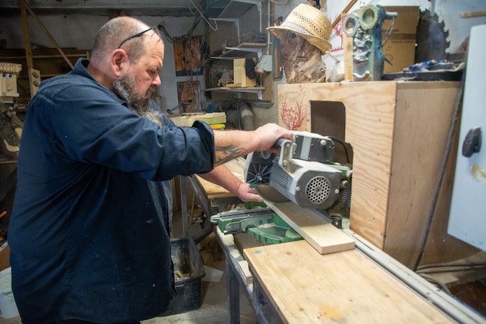 Franz Hiermann bei der Arbeit in seiner Werkstatt.