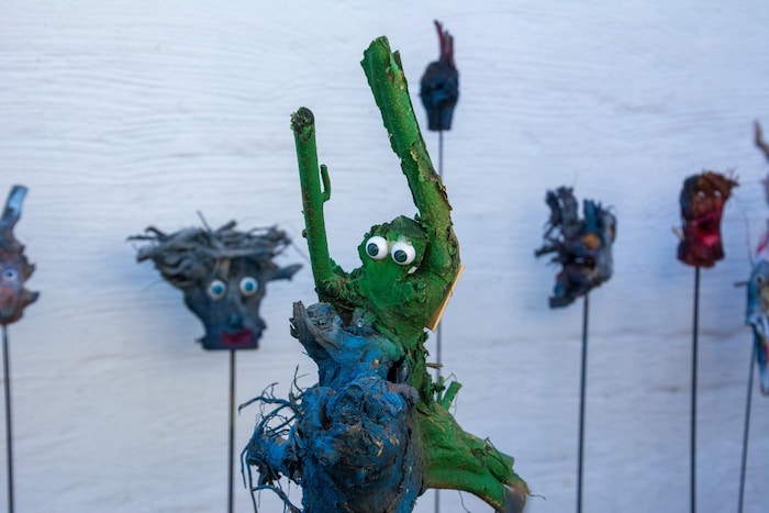 Wurzeln, Rebschädeln, Äste und Rinde werden verarbeitet.