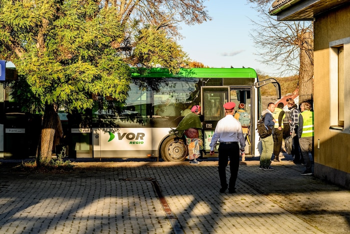 Pendler mussten im Schienenersatzverkehrs-Bus zusehen, wie ihnen die Bahn davon fuhr.