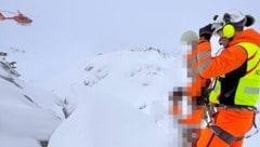 In tiefem Schnee rettete die Bergwacht den Mann.