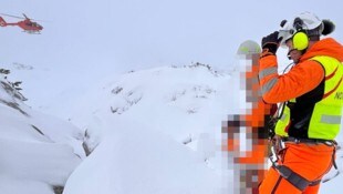 In tiefem Schnee rettete die Bergwacht den Mann.