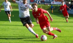 Einen Schritt schneller! Seekirchens Kicker waren in der Herbstsaison meist flotter unterwegs ...