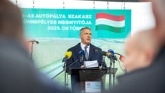 Die Nerven bei der FIDESZ liegen derzeit blank: Der ungarische Minister Lázár wirft der Strabag ...