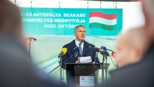 Die Nerven bei der FIDESZ liegen derzeit blank: Der ungarische Minister Lázár wirft der Strabag ...