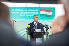 Die Nerven bei der FIDESZ liegen derzeit blank: Der ungarische Minister Lázár wirft der Strabag ...