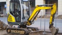 In einem Minibagger (Symbolfoto) kam ein Transporteur aus dem Burgenland, erst 44 Jahre alt, ...