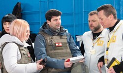 Diplomat Arad Benkö (2 v.l.) in Kiew