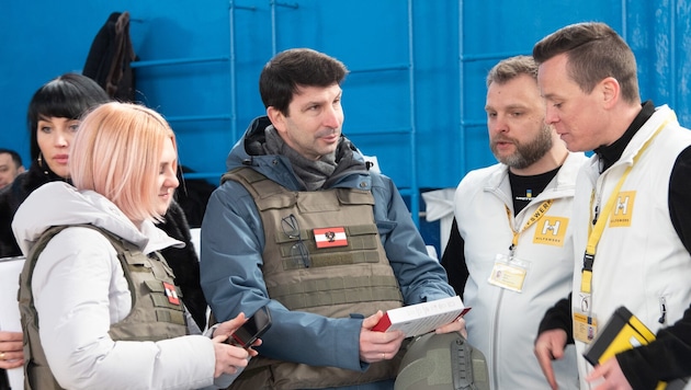 Diplomat Arad Benkö (2 v.l.) in Kiew