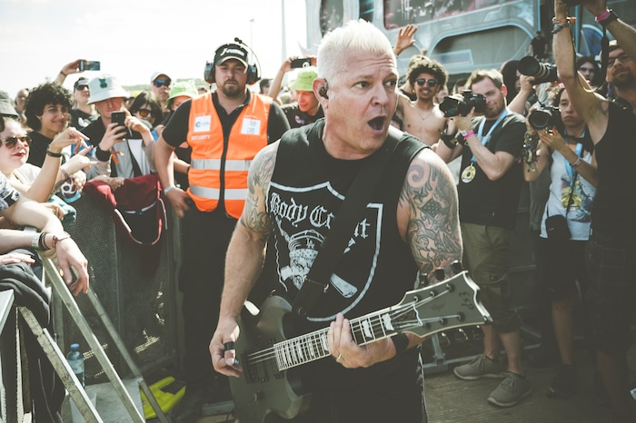 Billy Graziadei – modisch stilsicher mit Body-Count-Shirt – auf dem Weg durchs pannonische ...