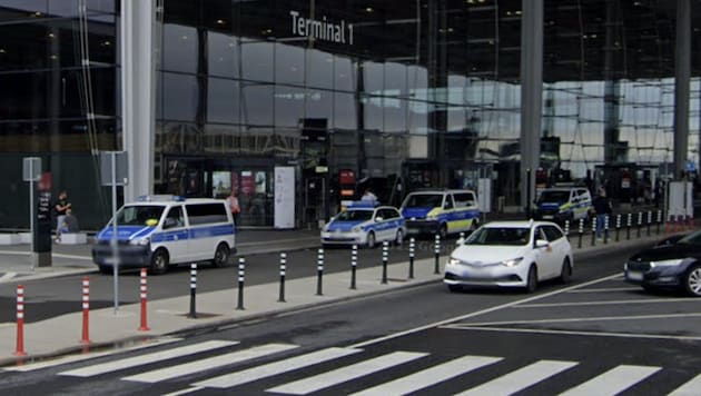 In der Nähe vom Berliner Flughafen ist am Freitagabend eine Drohne gesichtet worden. Ein Zeuge ...