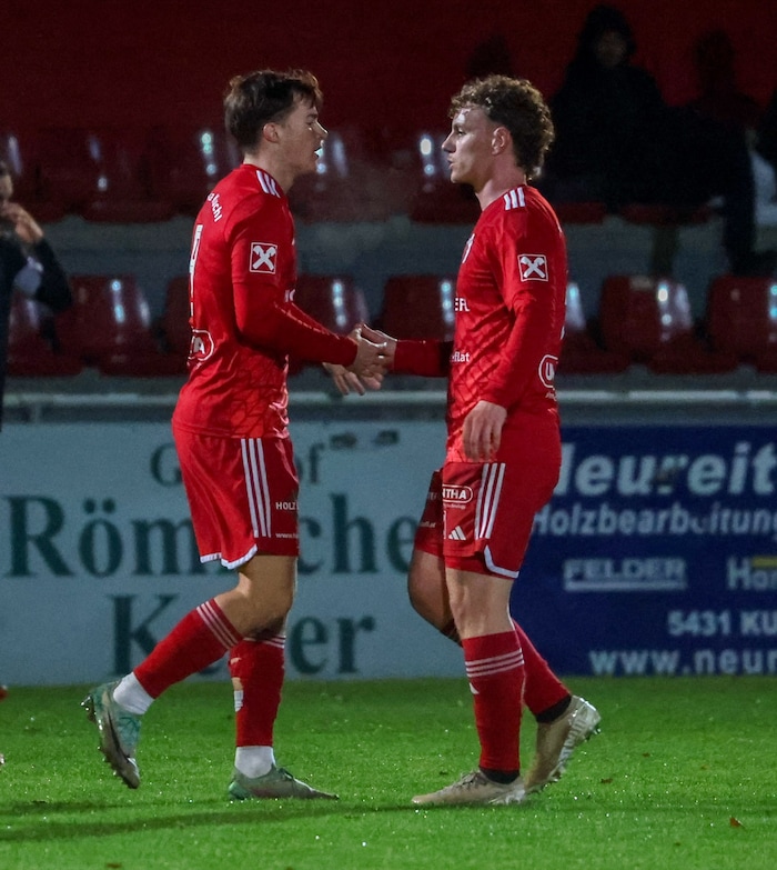 Lukas Brückler (li. mit Max Seiwald) erzielte das 1:0 für Kuchl.