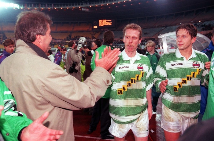 Peter Stöger (2. v. re., neben Zoran Barisic) klatscht am 2. November 1995 mit Erfolgstrainer ...