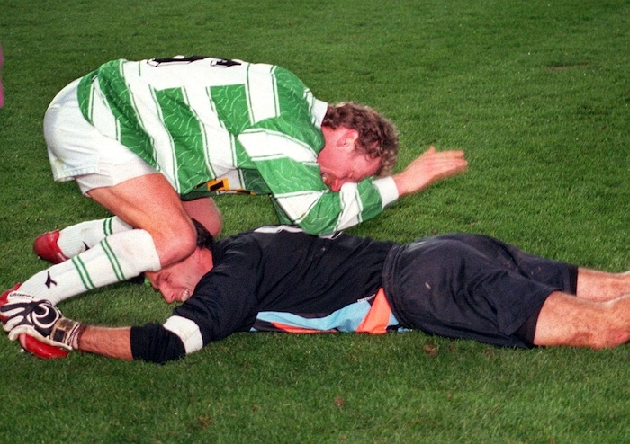 Stöger und Goalie Michael Konsel können ihr Euroacup-Glück im November 1995 gar nicht fassen.