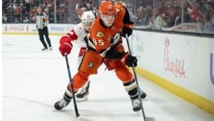 Marco Kasper, hier im Hintergrund im Zweikampf mit Beckett Sennecke (Nr. 45) von den Anaheim ...