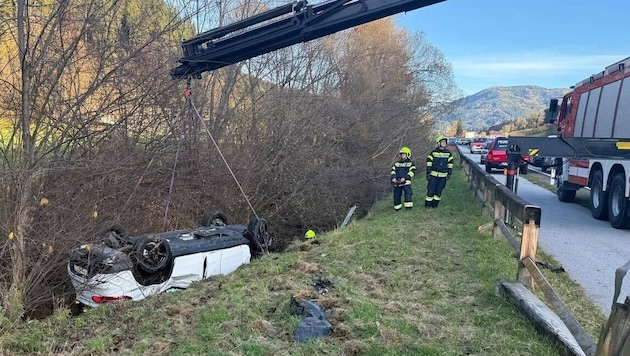 Der Lenker des Pkw erlitt leichte Verletzungen.