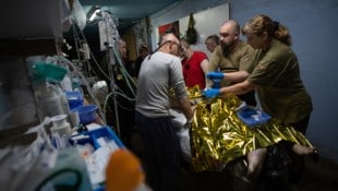 Ärzte versorgen einen verletzten ukrainischen Soldaten in Pokrowsk.