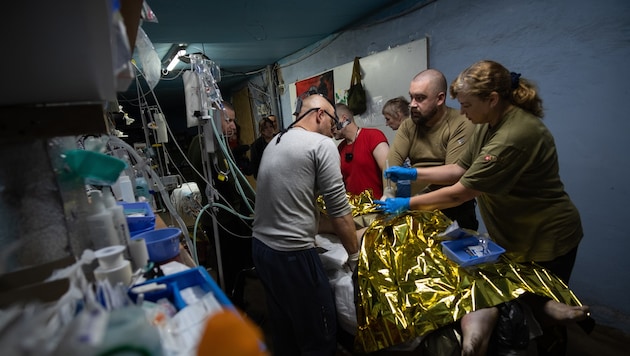 Ärzte versorgen einen verletzten ukrainischen Soldaten in Pokrowsk.