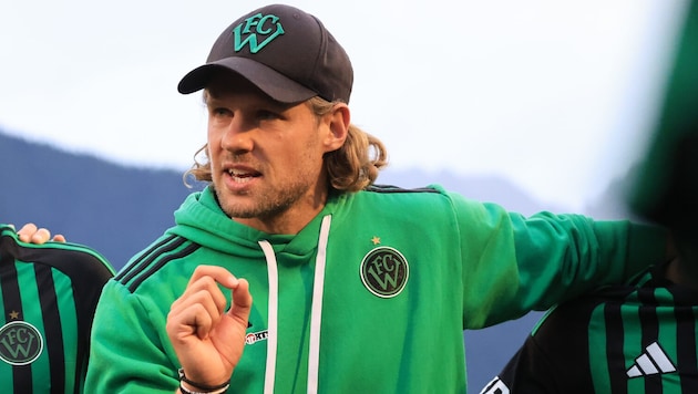 Trainer Sebastian Siller (r.) schwört Wacker auf Kufstein ein.