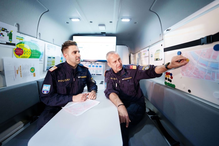Einsatzleiter Oberst Manfred Ihle (re.) mit seiner rechten Hand, Kontrollinspektor René Seckel.