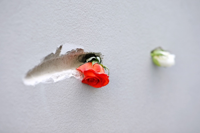 In den Einschusslöchern wurde mit Rosen der Opfer gedacht.