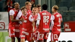 Große Erleichterung bei den GAK-Spielern nachdem der erste Sieg der Saison gelungen ist. 