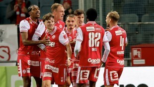 Große Erleichterung bei den GAK-Spielern nachdem der erste Sieg der Saison gelungen ist. 