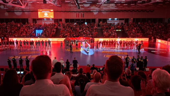 Tolle Kulisse, tolle Stimme: Frimmel-Herzdame Tina sang die Hymne.