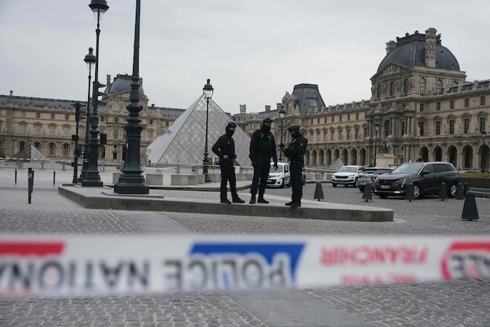 Französische Polizisten patrouillieren Mitte Oktober vergangenen Jahres vor dem Louvre, nachdem ...