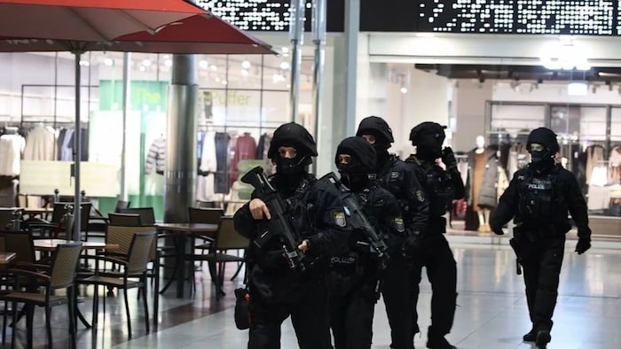 Polizeikräfte durchsuchten das Einkaufszentrum.