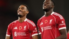 Ryan Gravenberch und Ibrahima Konate feiern den Sieg.