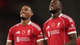 Ryan Gravenberch und Ibrahima Konate feiern den Sieg.