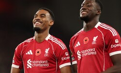 Ryan Gravenberch und Ibrahima Konate feiern den Sieg.