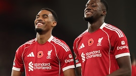 Ryan Gravenberch und Ibrahima Konate feiern den Sieg.