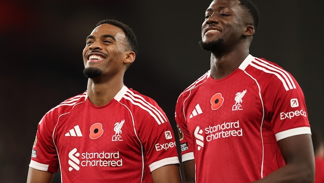 Ryan Gravenberch und Ibrahima Konate feiern den Sieg.