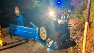 Nach dem Überschlag landete das Auto auf dem Dach.